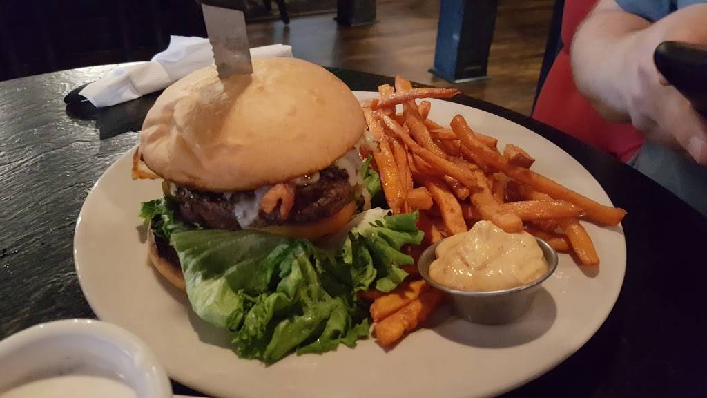 The Canyons Crown Restaurant and Pub | restaurant | 6958 E Tanque Verde Rd, Tucson, AZ 85715, USA | 5208858277 OR +1 520-885-8277