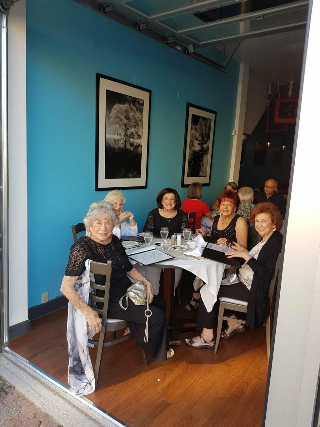 Restaurant Tilos | restaurant | 6587 Avenue Somerled, Montréal, QC H4V 1T1, Canada | 5144852485 OR +1 514-485-2485