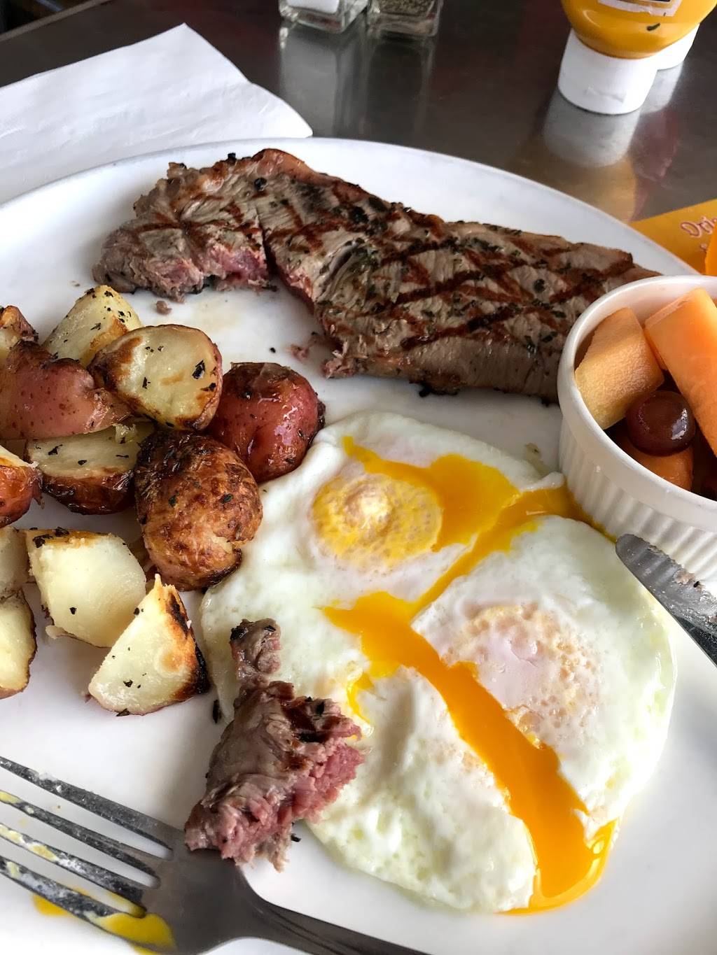 Cleveland Park Bar and Grill | restaurant | 3421 Connecticut Ave NW, Washington, DC 20008, USA | 2028068940 OR +1 202-806-8940