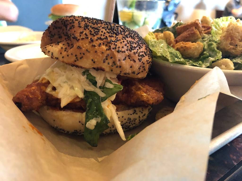 Rôtisserie St-Hubert | restaurant | 609 Boulevard des Bois Francs S, Victoriaville, QC G6P 5X2, Canada | 8193579226 OR +1 819-357-9226