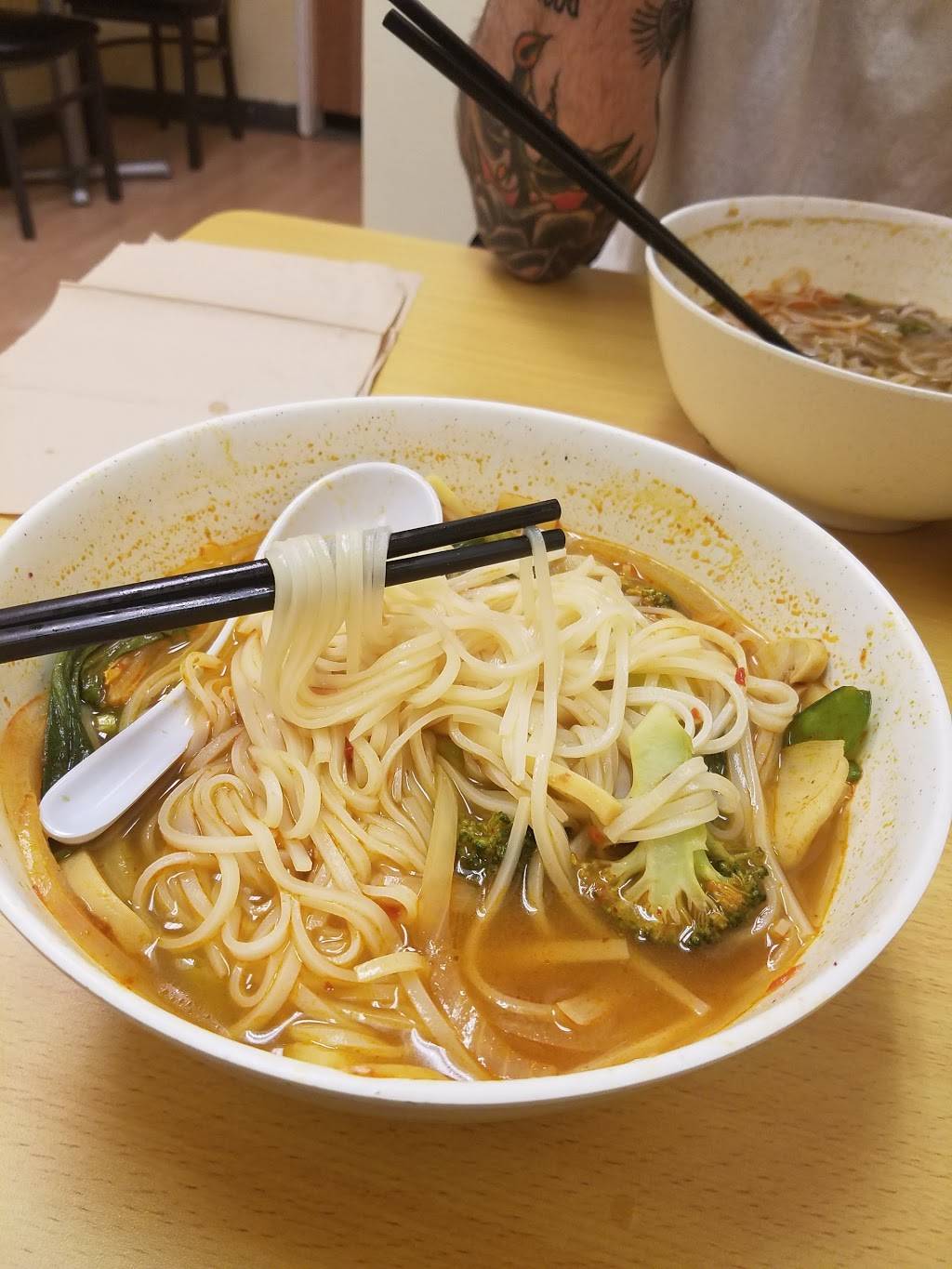 Pho Golden Bowl | restaurant | 12 Lake Ave, Manchester, NH 03101, USA | 6036222000 OR +1 603-622-2000