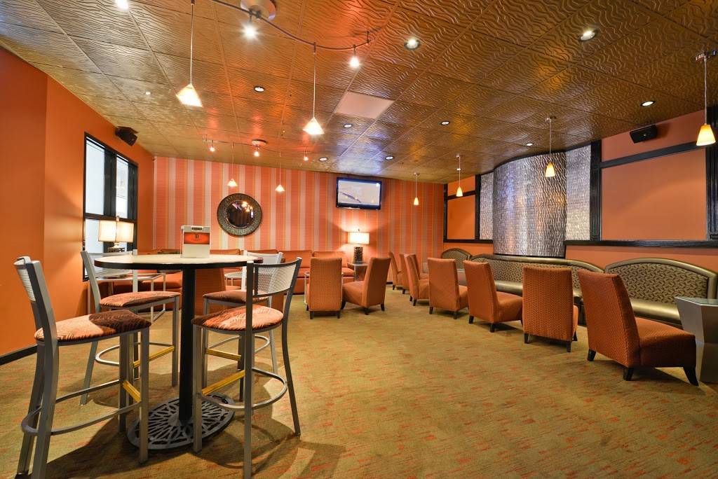 1 Hundred West | restaurant | 100 W 76th St, Davenport, IA 52806, USA | 5633866900 OR +1 563-386-6900