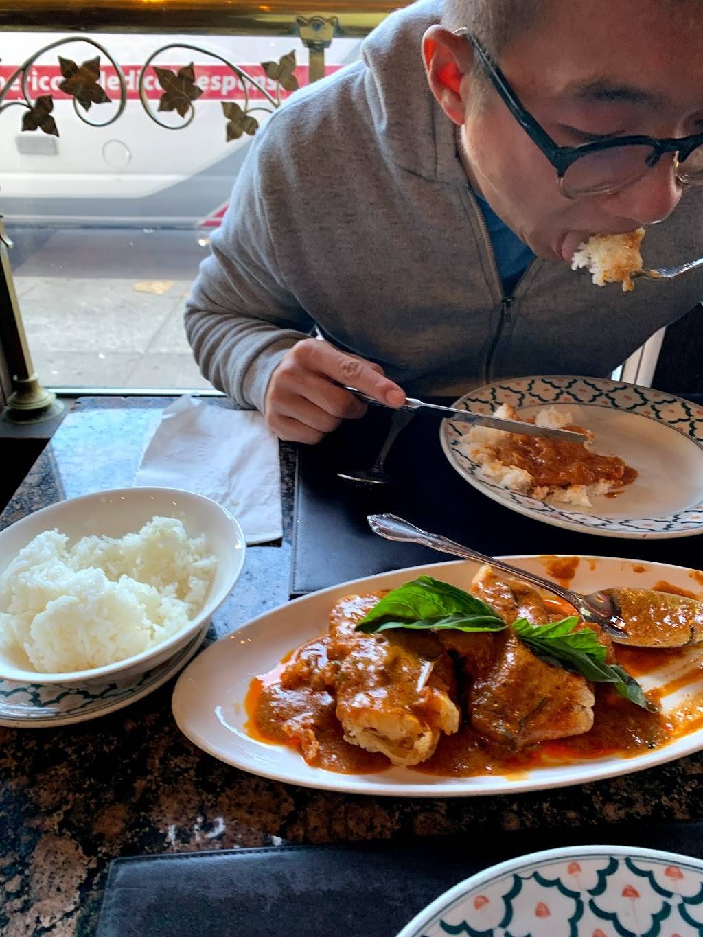 Manoras Thai Cuisine | restaurant | 1600 Folsom St, San Francisco, CA 94103, USA | 4158616224 OR +1 415-861-6224