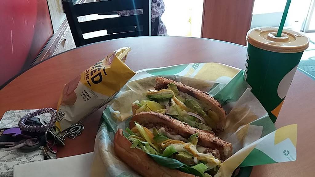 Subway | restaurant | 1525 Columbus St, Bakersfield, CA 93305, USA | 6618730600 OR +1 661-873-0600