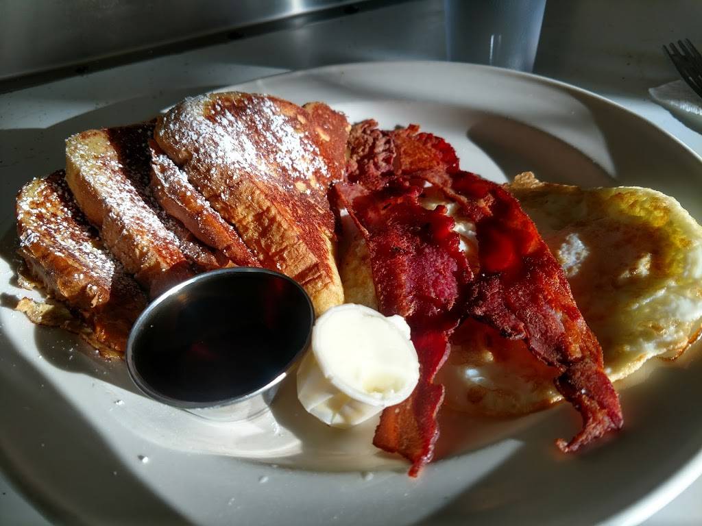 Snug Harbor | restaurant | 2323 Wilshire Blvd, Santa Monica, CA 90403, USA | 3108282991 OR +1 310-828-2991