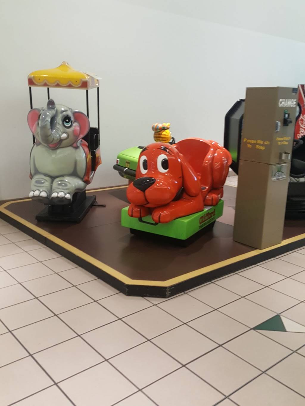 Studio Movie Grill Tampa | restaurant | University Mall, 12332 University Mall Ct, Tampa, FL 33612, USA | 8132413800 OR +1 813-241-3800