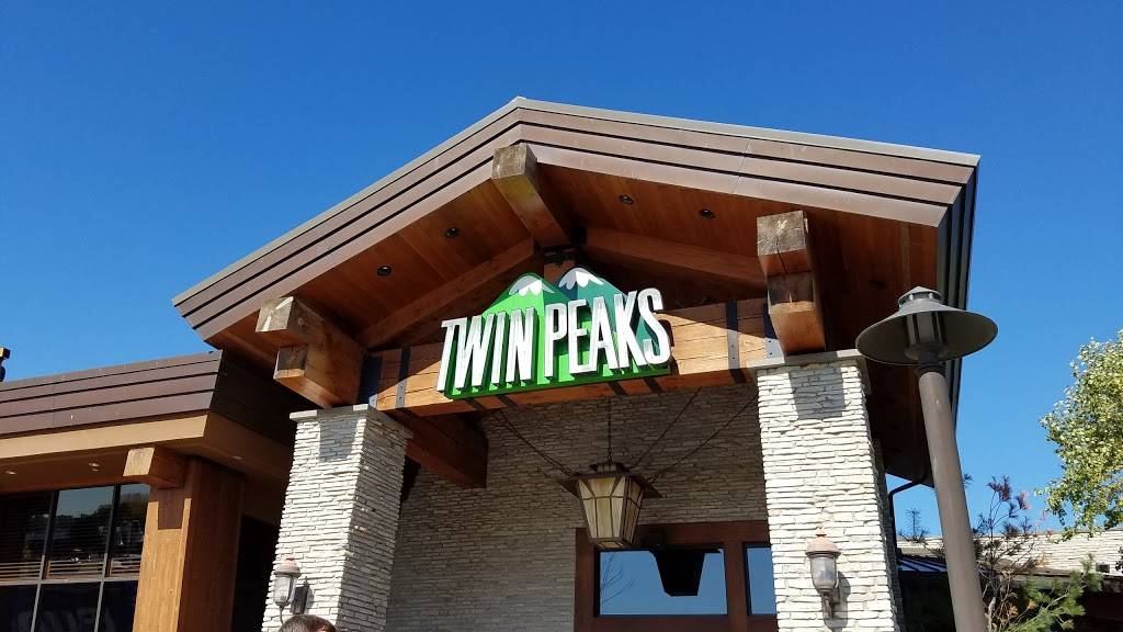 Twin Peaks Wheeling | restaurant | 781 N Milwaukee Ave, Wheeling, IL 60090, USA | 8474594049 OR +1 847-459-4049