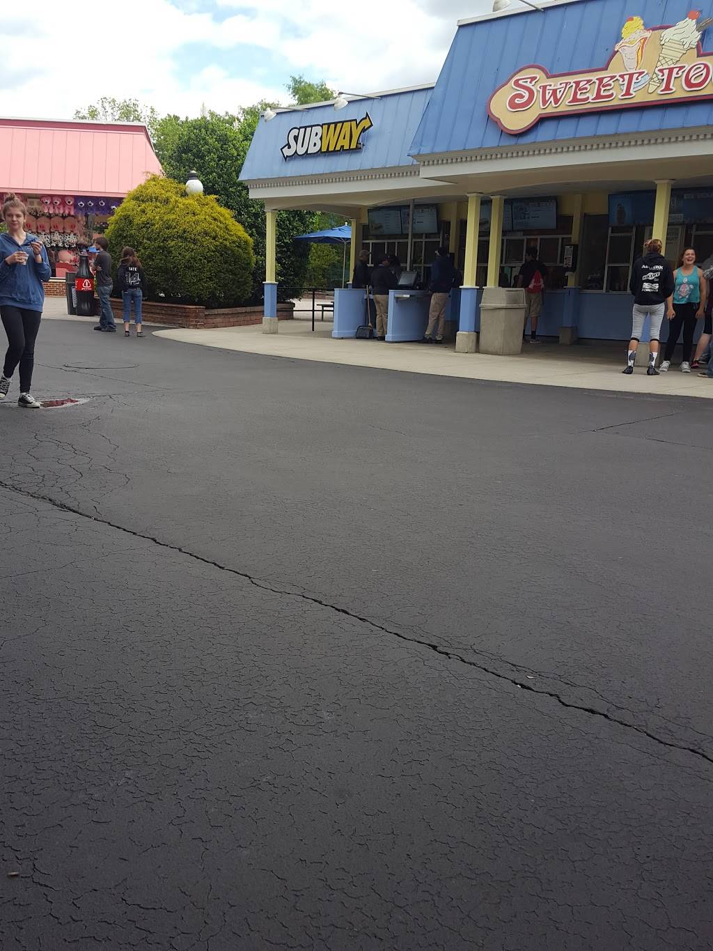 Subway | restaurant | 16000 Theme Park Way, Doswell, VA 23047, USA | 8048765073 OR +1 804-876-5073