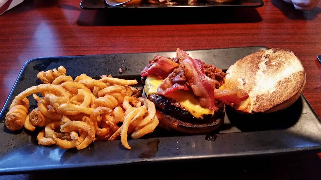 Union Lake Tap | restaurant | 7760 Cooley Lake Rd, Waterford Twp, MI 48327, USA | 2483630400 OR +1 248-363-0400