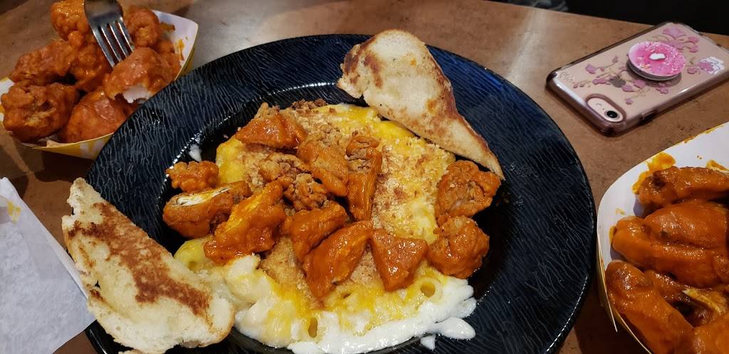 Buffalo Wild Wings | restaurant | 7020 Carpenter Rd, Skokie, IL 60077, USA | 8473299333 OR +1 847-329-9333