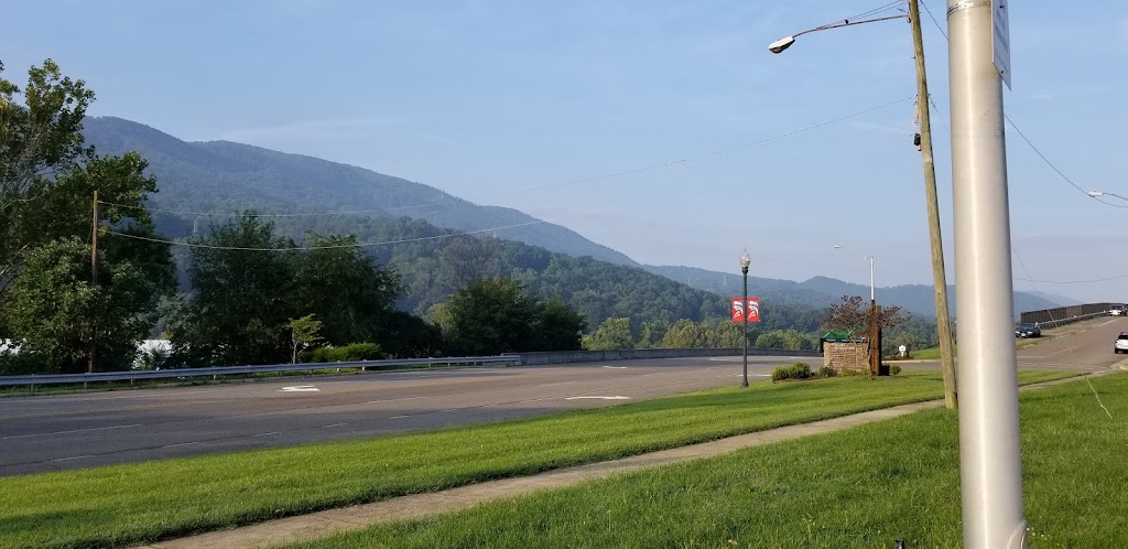 Hardees | restaurant | 502 W Ridgeway St, Clifton Forge, VA 24422, USA | 5408622621 OR +1 540-862-2621