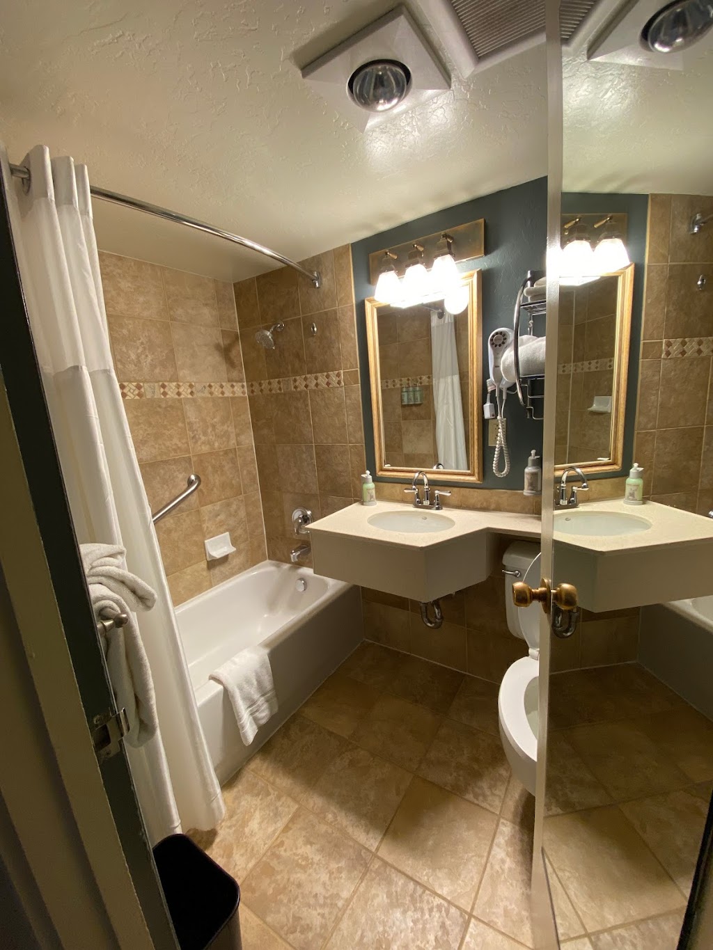 Thunderbird Lodge | restaurant | Rte 7, Chinle, AZ 86503, USA | 9286745842 OR +1 928-674-5842