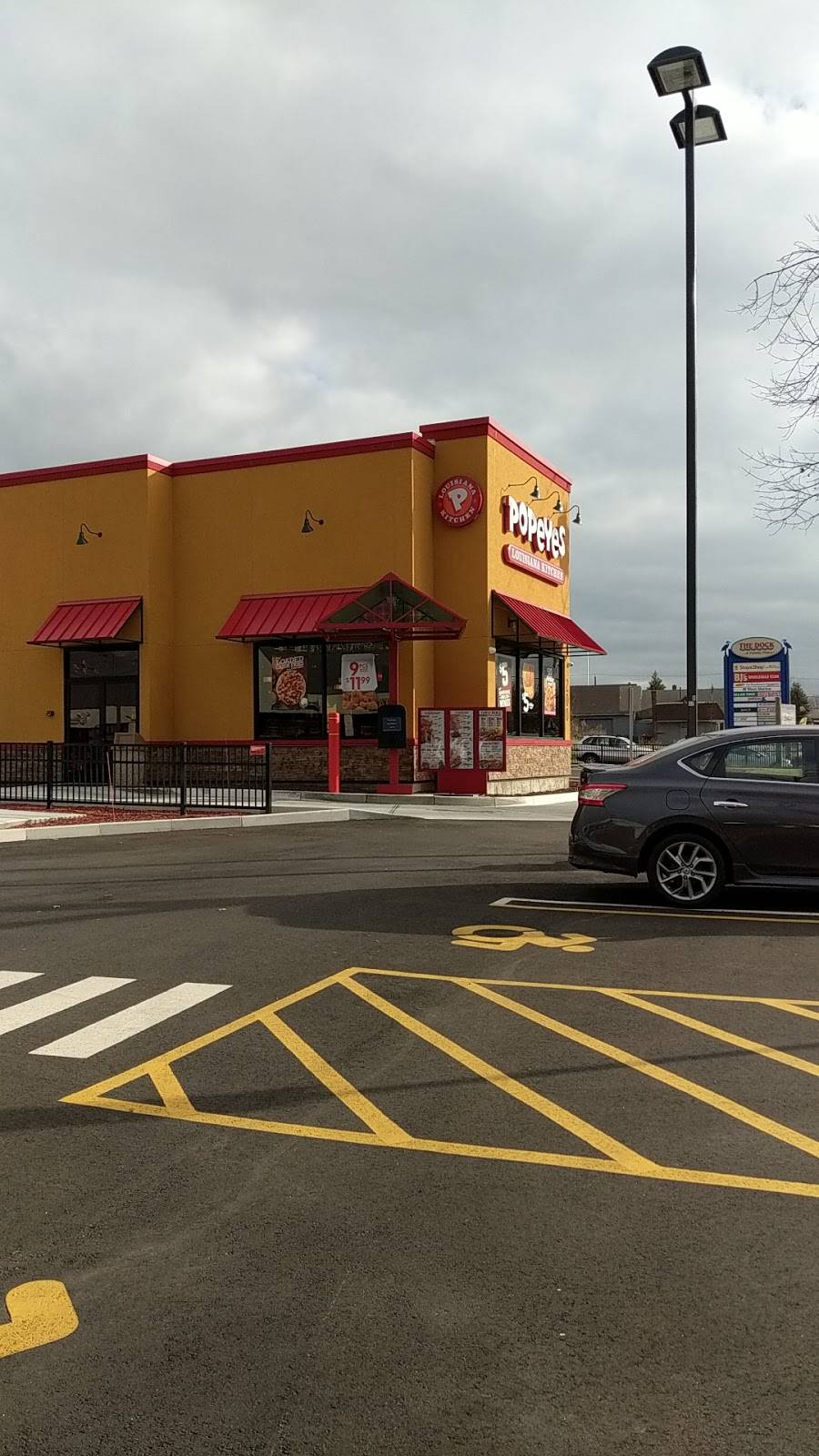 Popeyes Louisiana Kitchen | restaurant | 200 E Main St, Stratford, CT 06614, USA | 2038701657 OR +1 203-870-1657