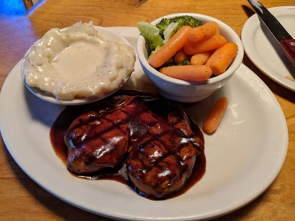 Texas Roadhouse | restaurant | 6640 Edwardsville Crossing Dr, Edwardsville, IL 62025, USA | 6186568000 OR +1 618-656-8000