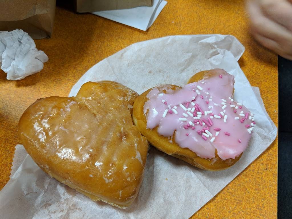 Dunkin | bakery | 2360 W 68th St Unit 101, Hialeah, FL 33016, USA | 3055567848 OR +1 305-556-7848