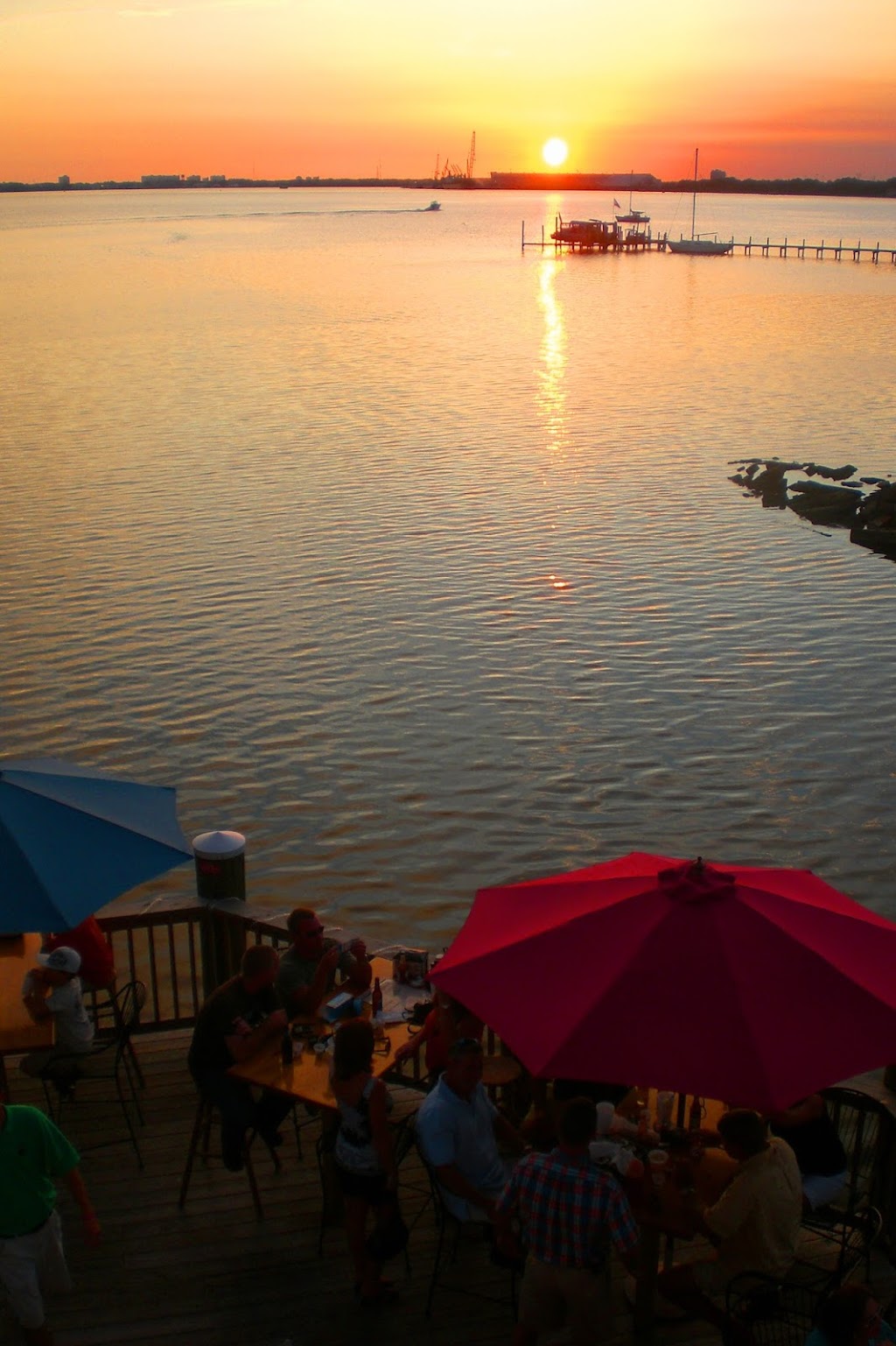 Barefoot On The Bay Bar & Grill | restaurant | 1201 Beck Ave, Panama City, FL 32401, USA | 8507858761 OR +1 850-785-8761