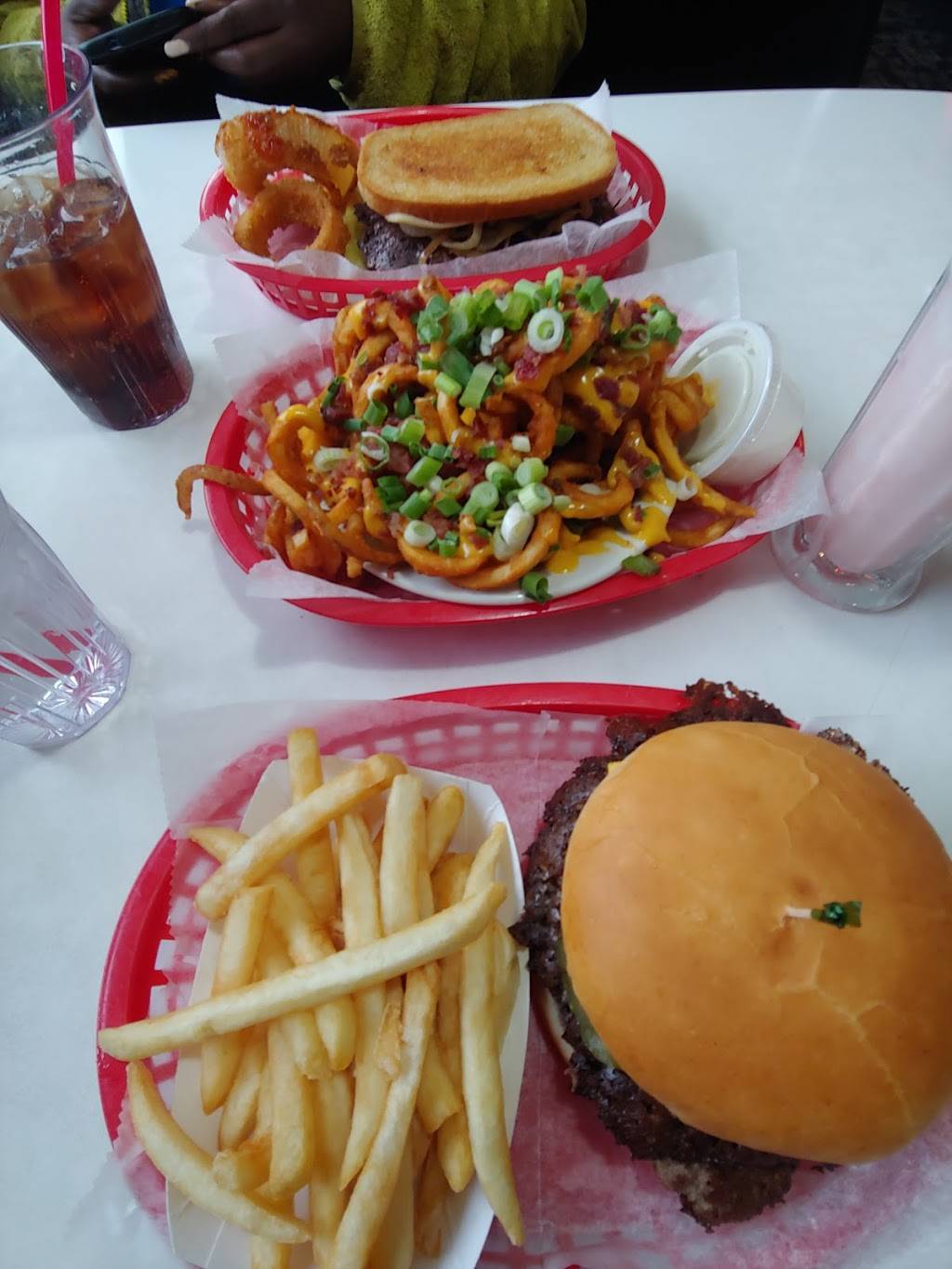 Schoops Hamburgers | restaurant | 4105 Franklin St, Michigan City, IN 46360, USA | 2198720170 OR +1 219-872-0170