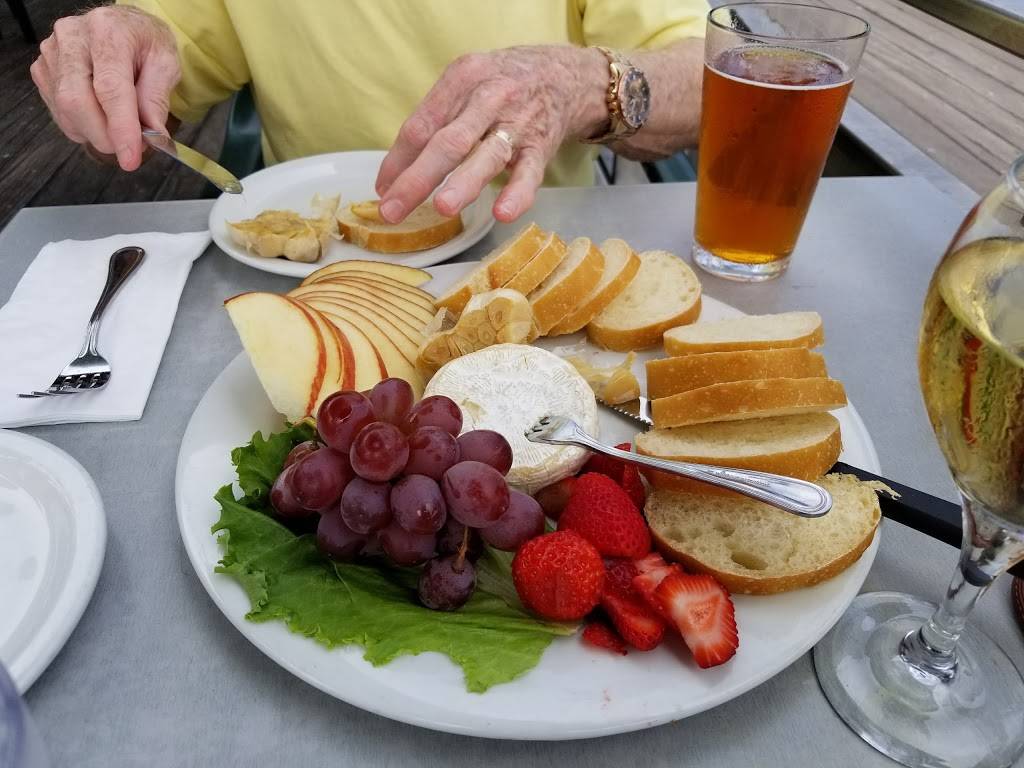 Ideal Bar & Grill | restaurant | 106 Beach St, Santa Cruz, CA 95060, USA | 8314235271 OR +1 831-423-5271