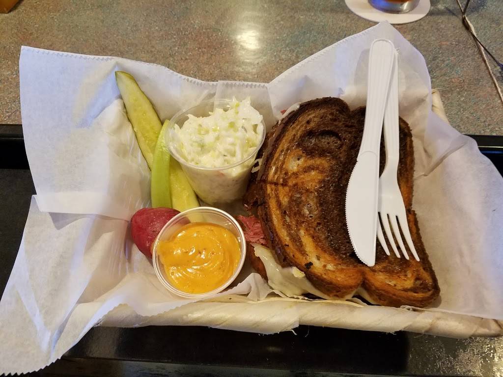 The Sports Dock | restaurant | W278 N2315 Prospect Ave, Pewaukee, WI 53072, USA | 2626959600 OR +1 262-695-9600