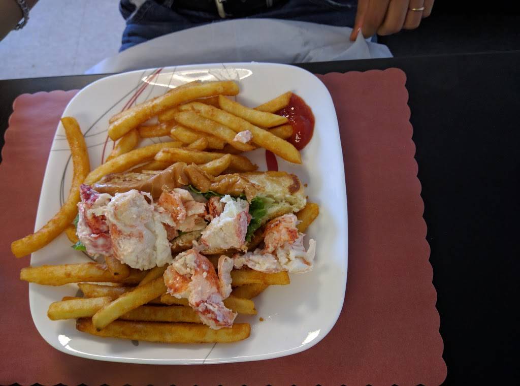 Samanthas Restaurant at Montaup Country Club | restaurant | 500 Anthony Rd, Portsmouth, RI 02871, USA | 40168309554 OR +1 401-683-0955 ext. 4