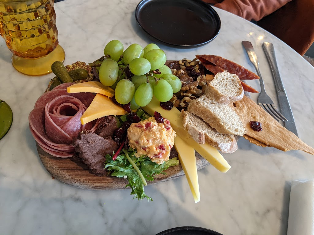 Buck and Board | restaurant | 100 W 5th St, Columbia, TN 38401, USA | 9316983951 OR +1 931-698-3951