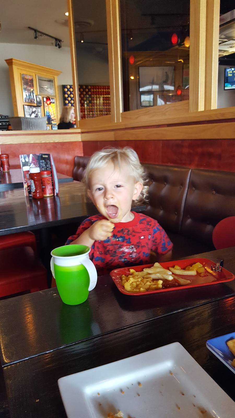 Red Robin Gourmet Burgers and Brews | restaurant | 15560 Cedar Ave, Apple Valley, MN 55124, USA | 9529976250 OR +1 952-997-6250