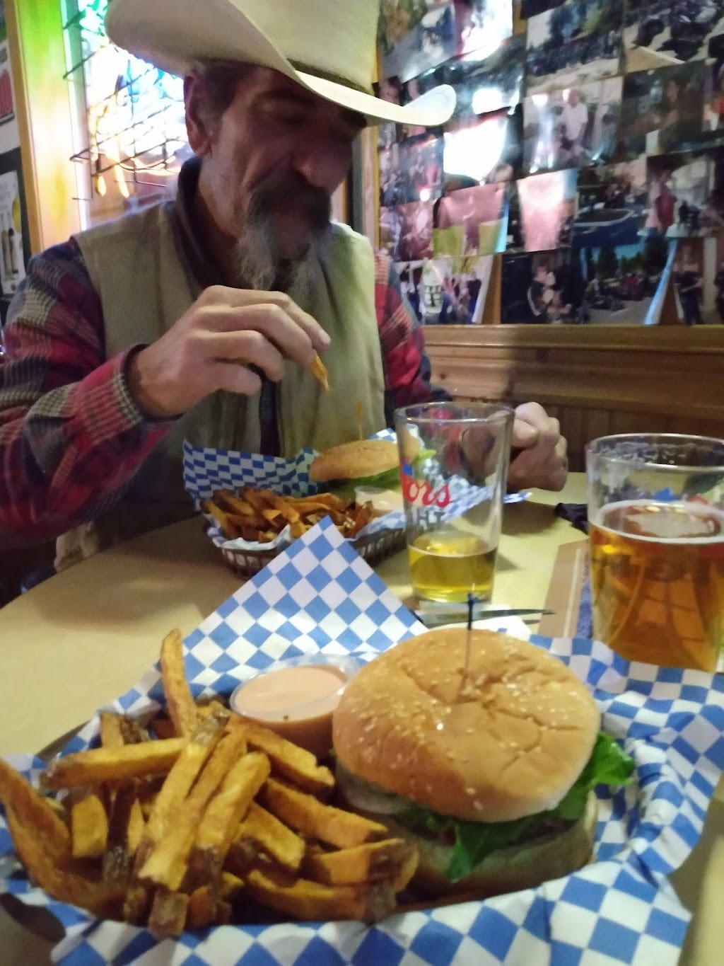 Hardtails Bar & Grill | restaurant | 175 N Larch St, Sisters, OR 97759, USA | 5415496114 OR +1 541-549-6114