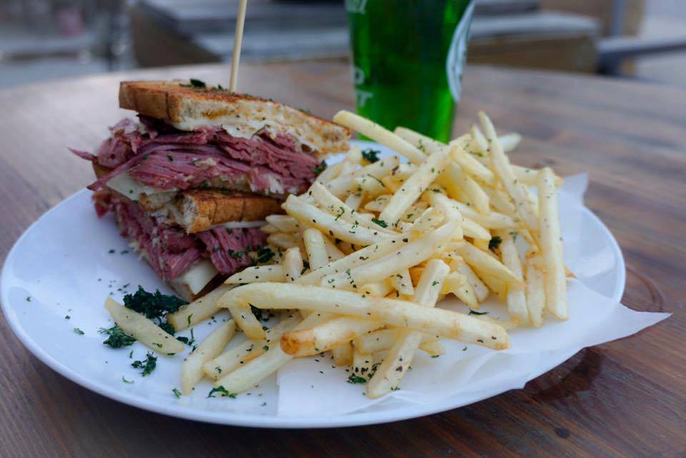 Henderson Tap House | restaurant | 2323 N Henderson Ave Suite 101-102, Dallas, TX 75206, USA | 9726777947 OR +1 972-677-7947