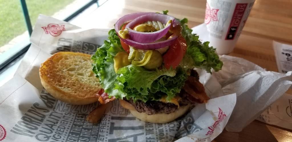 Fuddruckers | restaurant | 13010 Northwest Fwy, Houston, TX 77040, USA | 7134624508 OR +1 713-462-4508