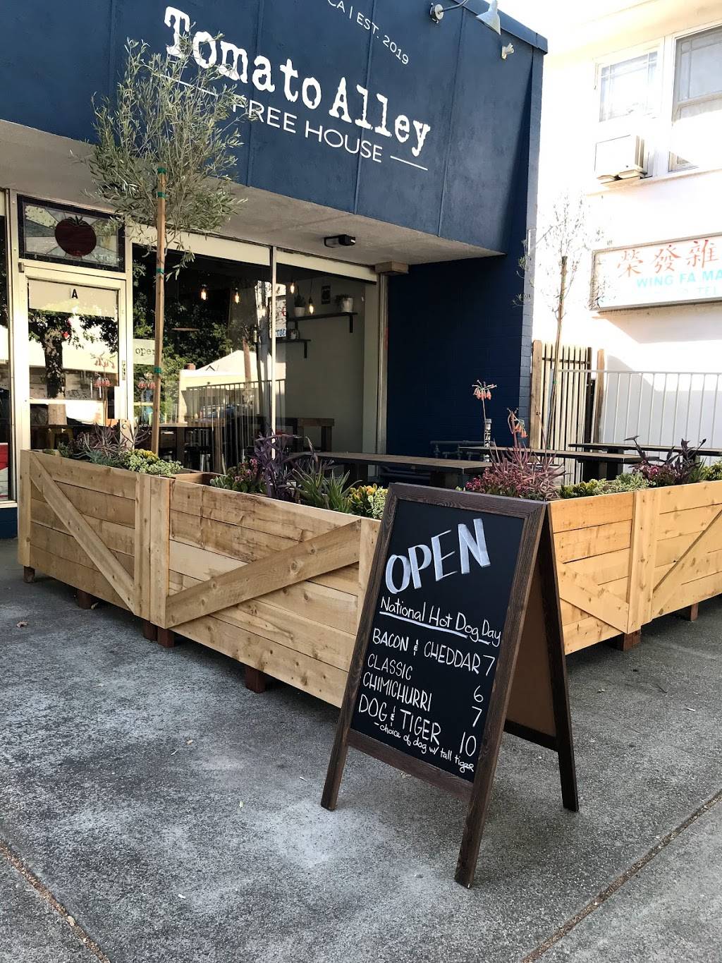 Tomato Alley Free House | restaurant | 2020 16th St, Sacramento, CA 95818, USA | 9162284880 OR +1 916-228-4880