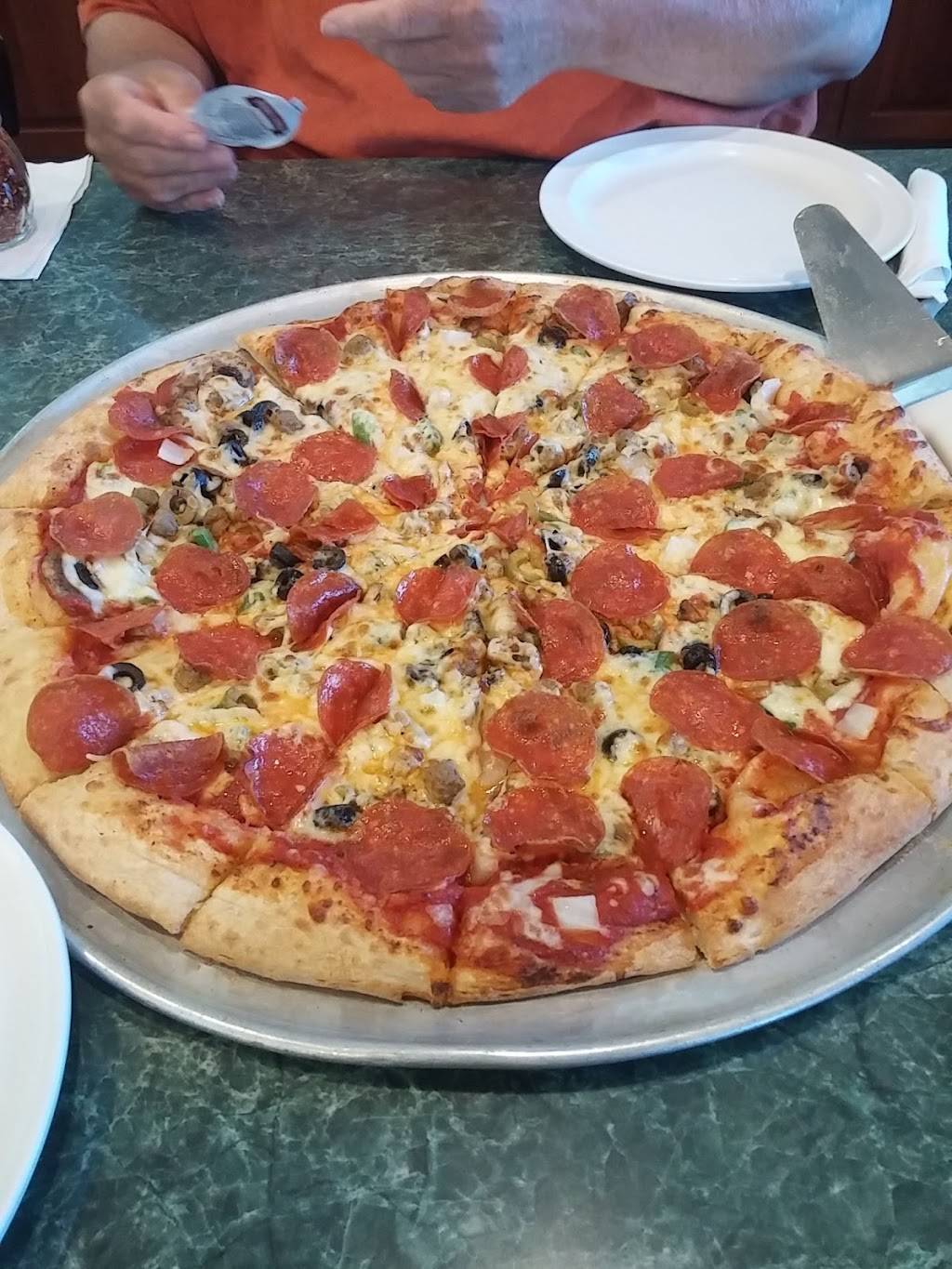 Goodfellas Pizza | restaurant | 103 Colonels Way, Henryville, IN 47126, USA | 8122943343 OR +1 812-294-3343