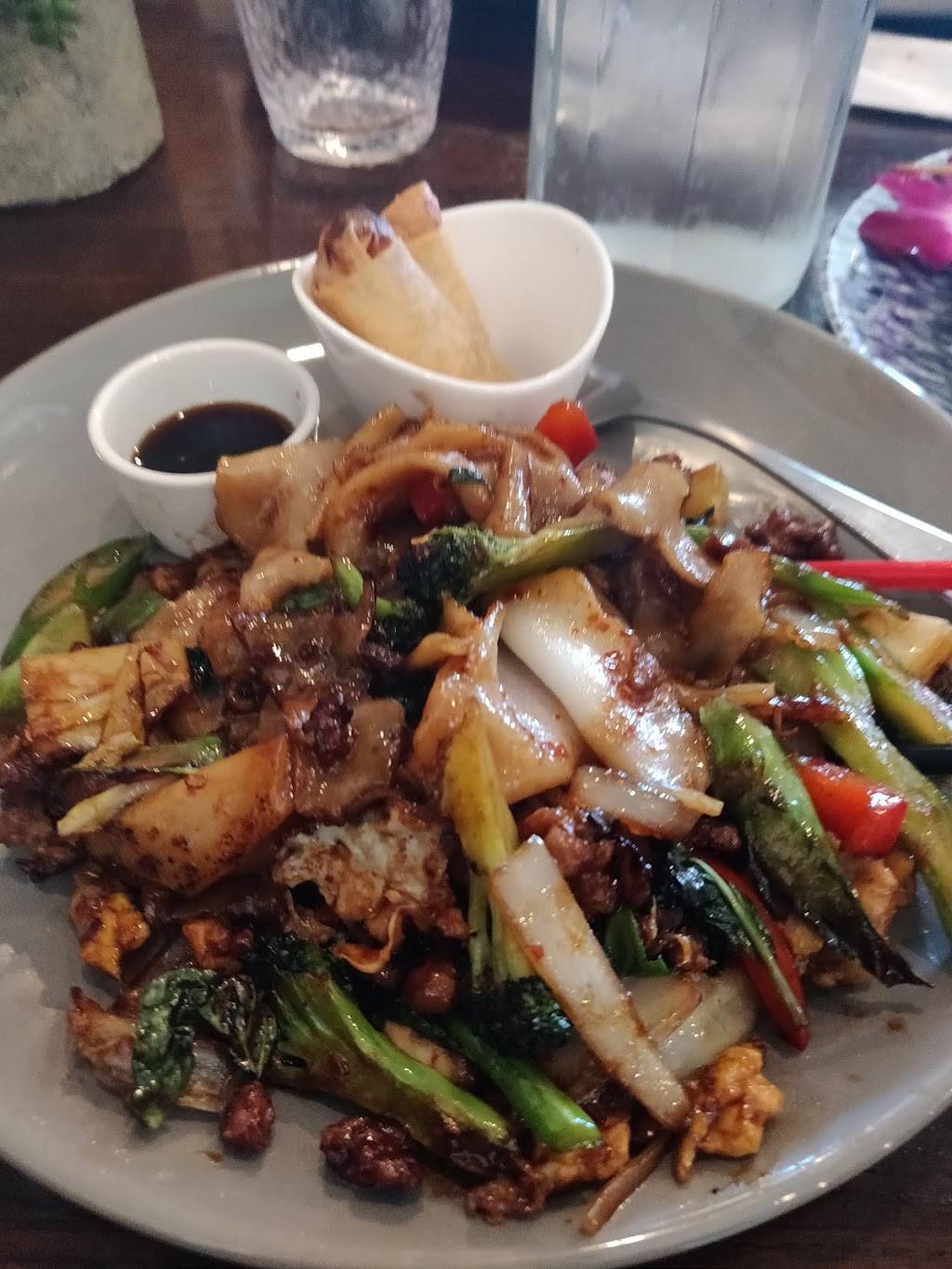 Hot Basil Thai Cafe | restaurant | 565 New Park Ave, West Hartford, CT 06110, USA | 8605239554 OR +1 860-523-9554