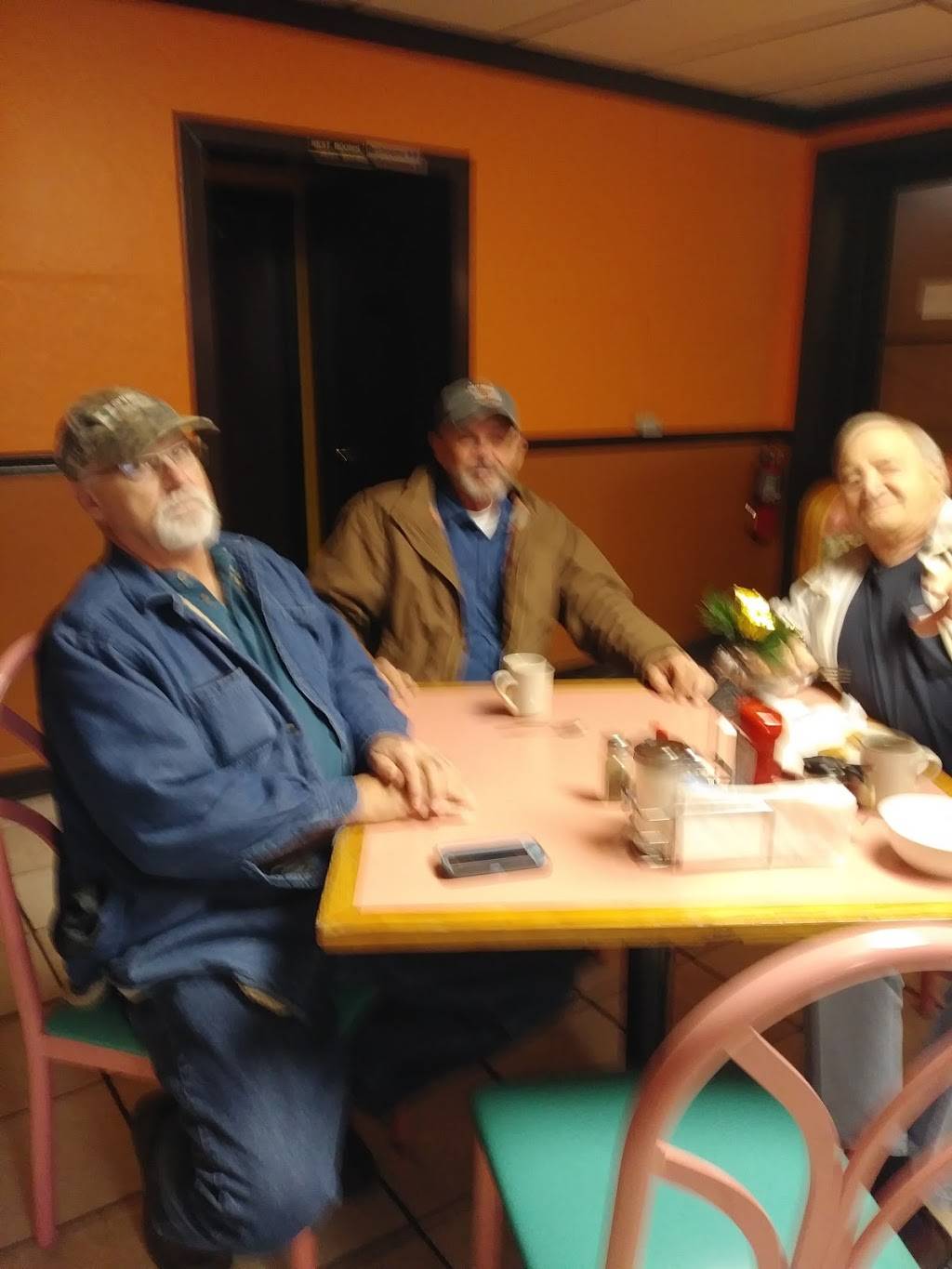 Lupitas Family Restaurant | restaurant | 200 W 5th St, Tilton, IL 61833, USA | 2176552233 OR +1 217-655-2233