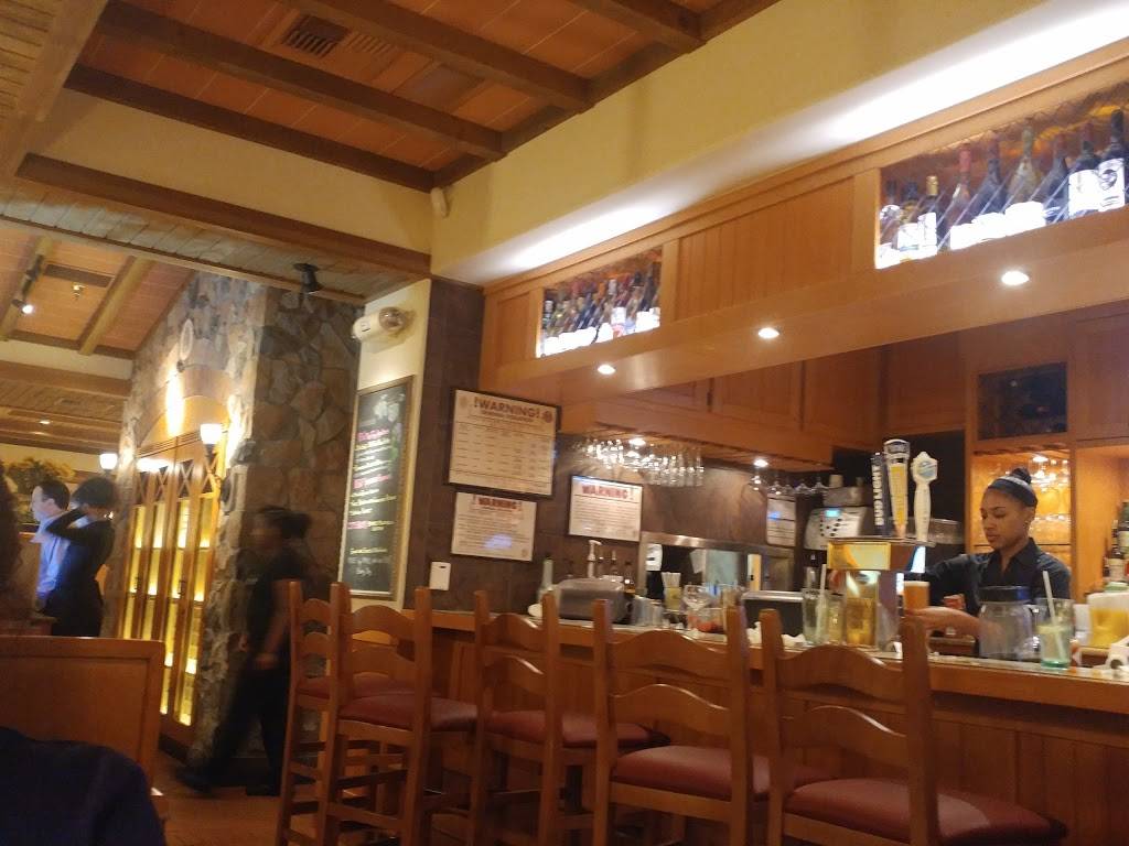 Olive Garden Italian Restaurant | meal takeaway | 7 Tobias Boland Way, Worcester, MA 01607, USA | 5087555268 OR +1 508-755-5268