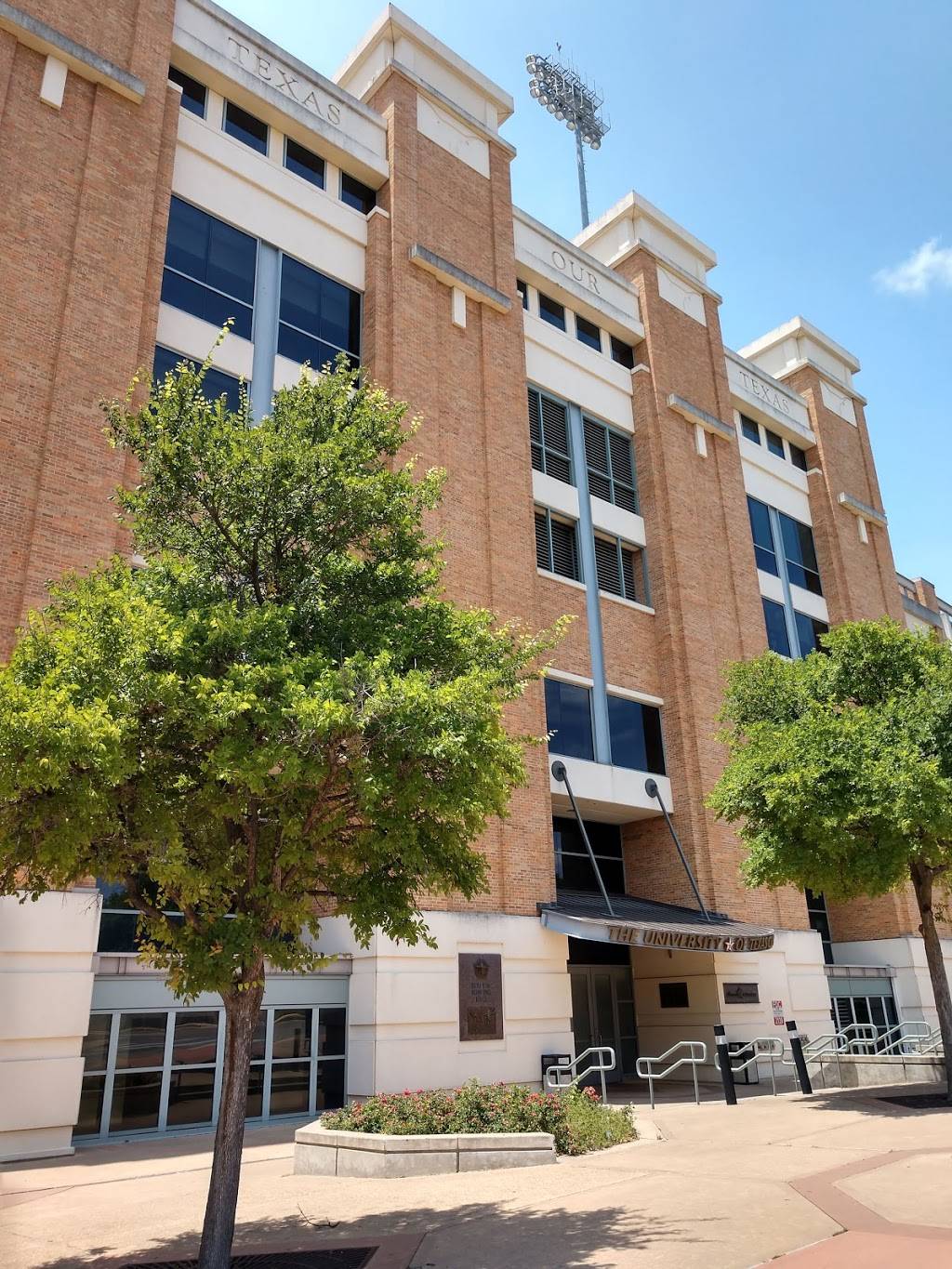 The University of Texas Club | restaurant | 2108 Robert Dedman Dr, Austin, TX 78712, USA | 5124775800 OR +1 512-477-5800