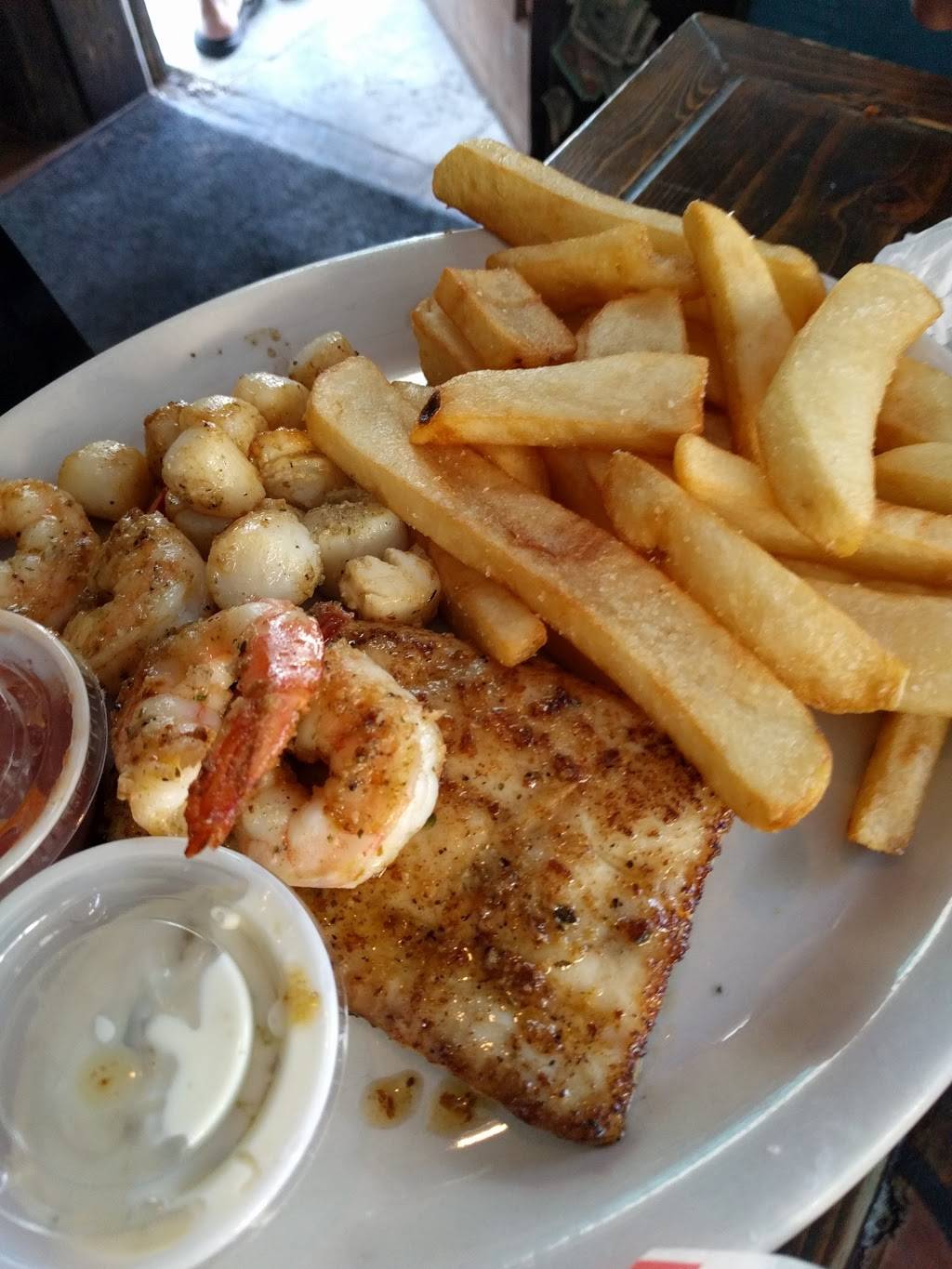 Shipwrecks Bar & Grill | restaurant | 45 Garden Cove Dr, Key Largo, FL 33037, USA | 3054533153 OR +1 305-453-3153