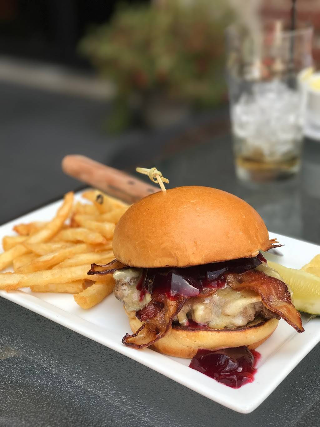 O’Halloran’s Public House and Hall | restaurant | 112 Macomb Pl, Mt Clemens, MI 48043, USA | 5863291252 OR +1 586-329-1252