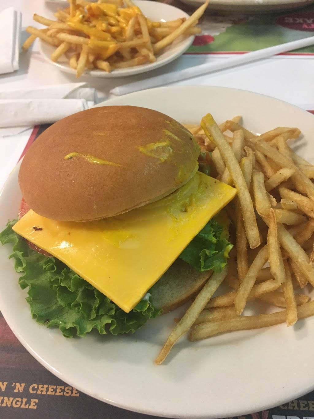 Steak n Shake | restaurant | 6070 Gurnee Mills Cir E, Gurnee, IL 60031, USA | 8478550520 OR +1 847-855-0520