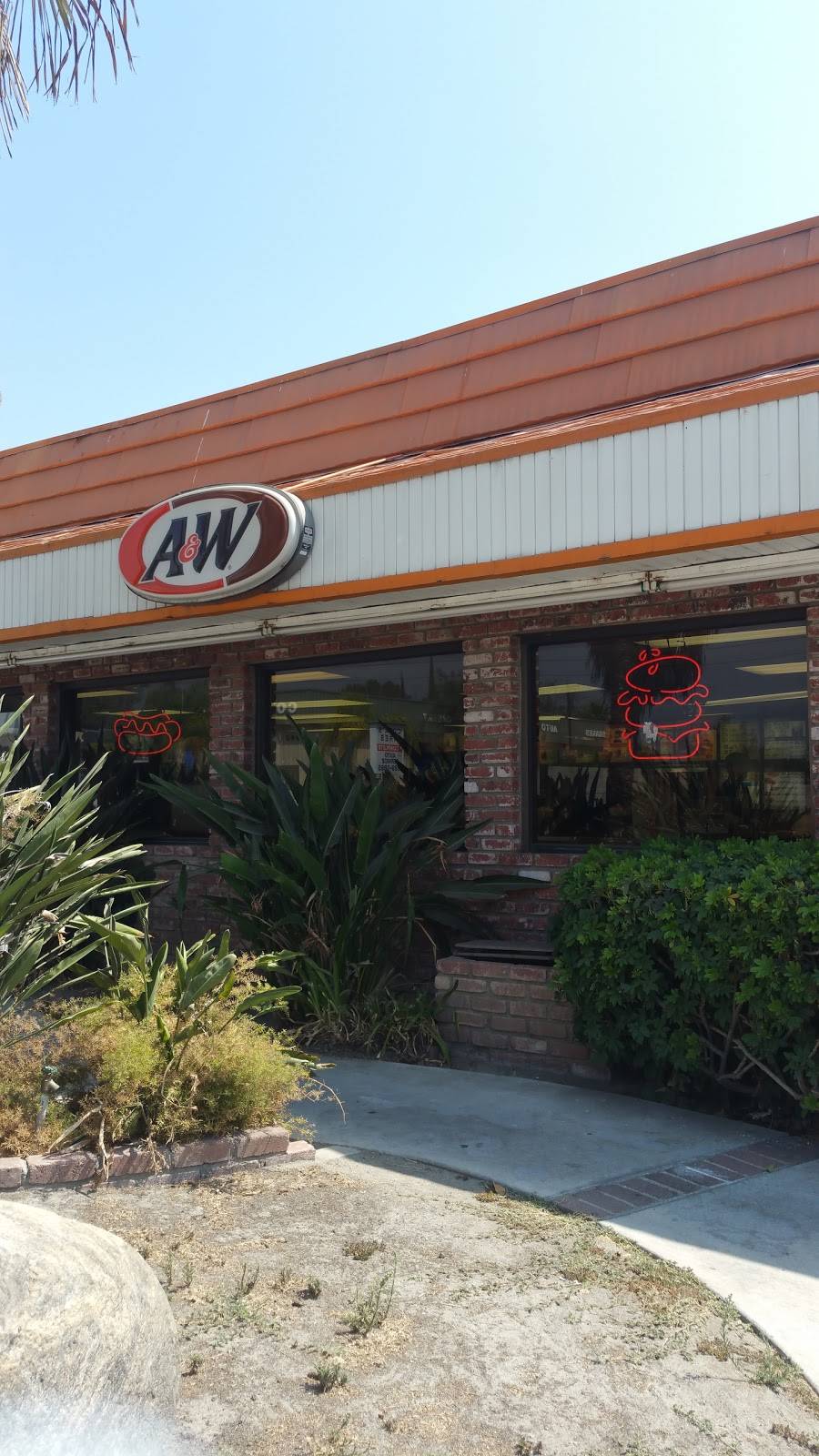 A&W Restaurant | restaurant | 1930 Mentone Blvd, Mentone, CA 92359, USA | 9097941428 OR +1 909-794-1428