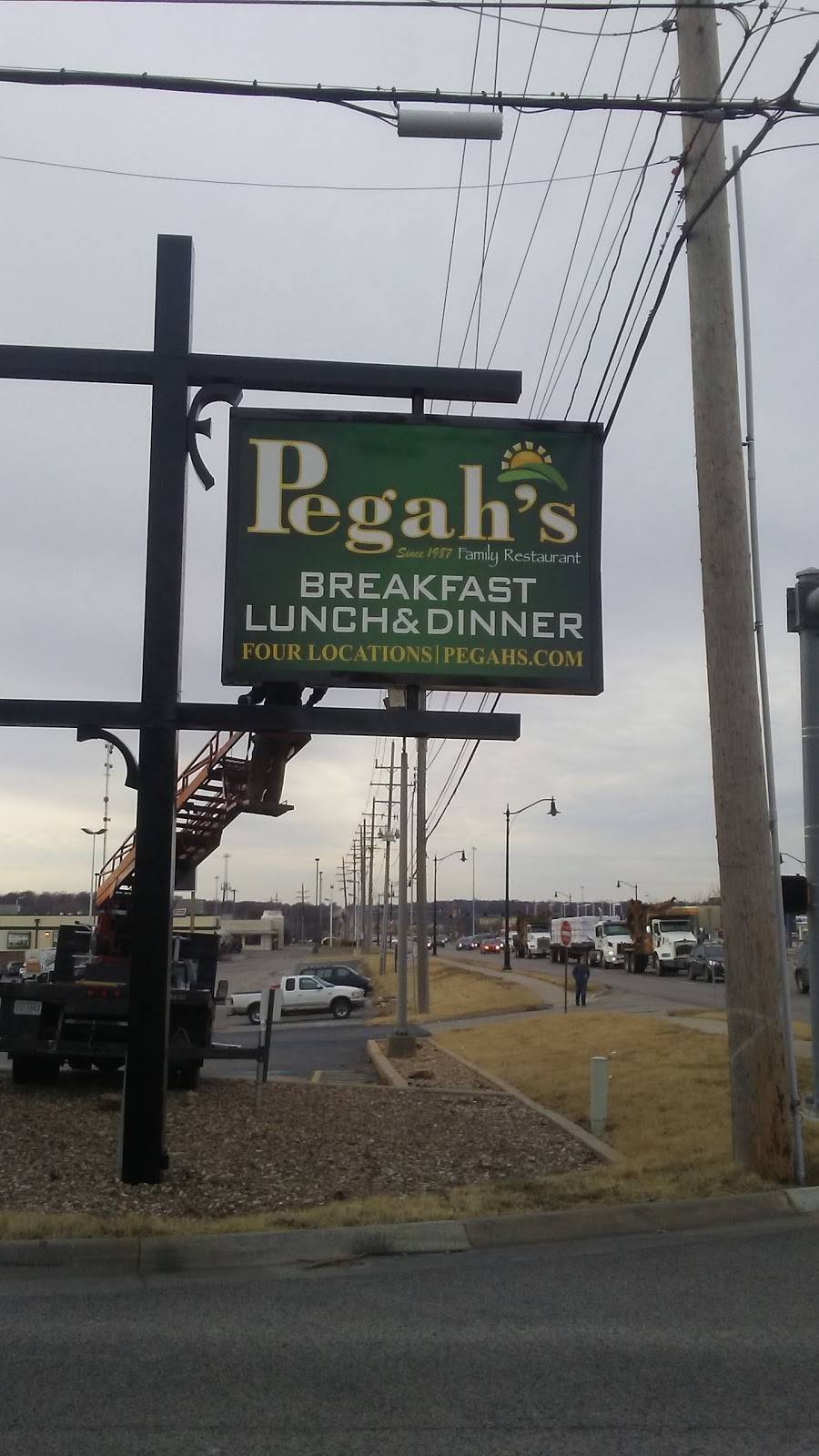 Pegahs Family Restaurant | restaurant | 8701 Shawnee Mission Pkwy, Merriam, KS 66202, USA | 9133628663 OR +1 913-362-8663