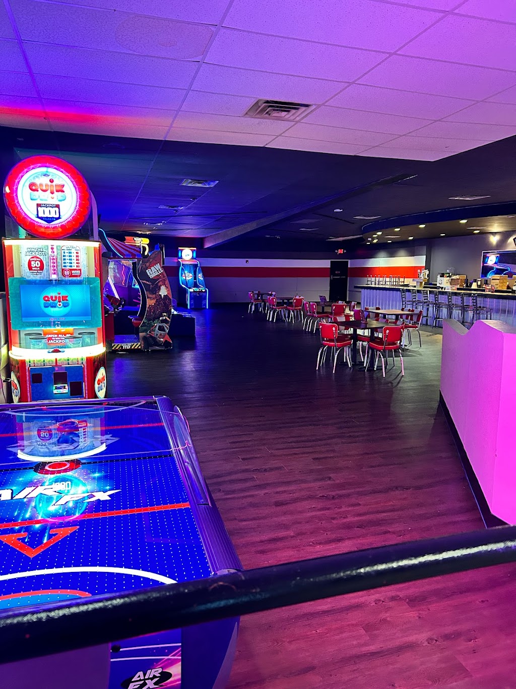 AMF University Lanes | restaurant | 5900 N Tryon St, Charlotte, NC 28213, USA | 7045964736 OR +1 704-596-4736