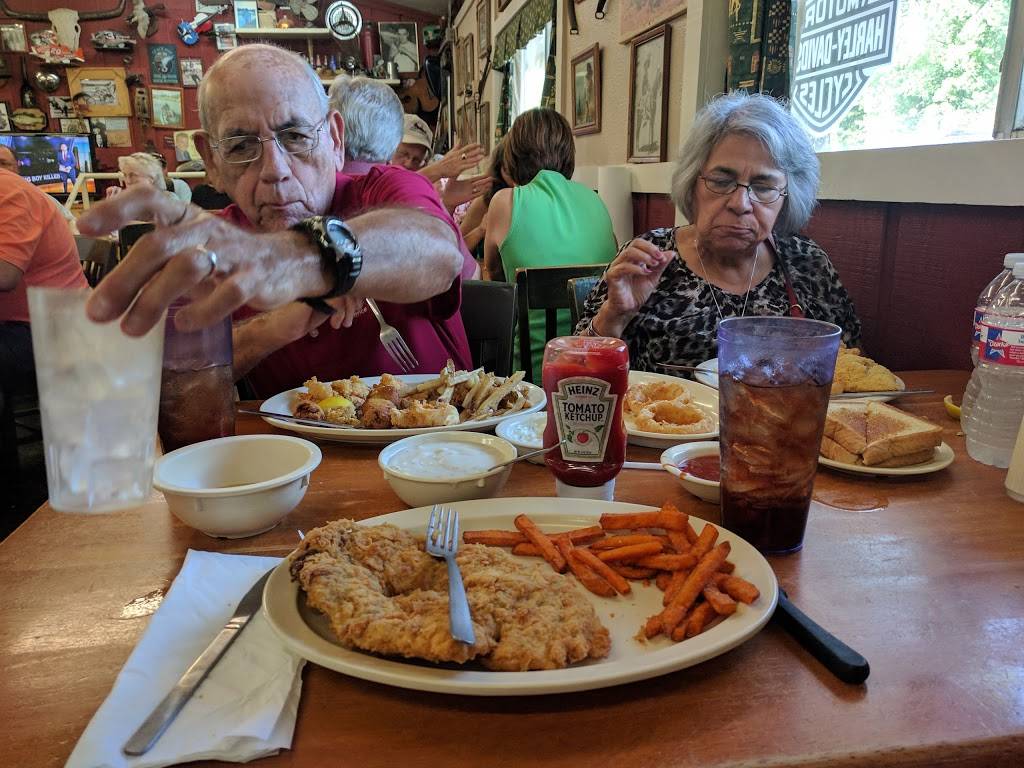 Fish Pond Restaurant | restaurant | 17091 TX-75, Willis, TX 77378, USA | 9363448800 OR +1 936-344-8800