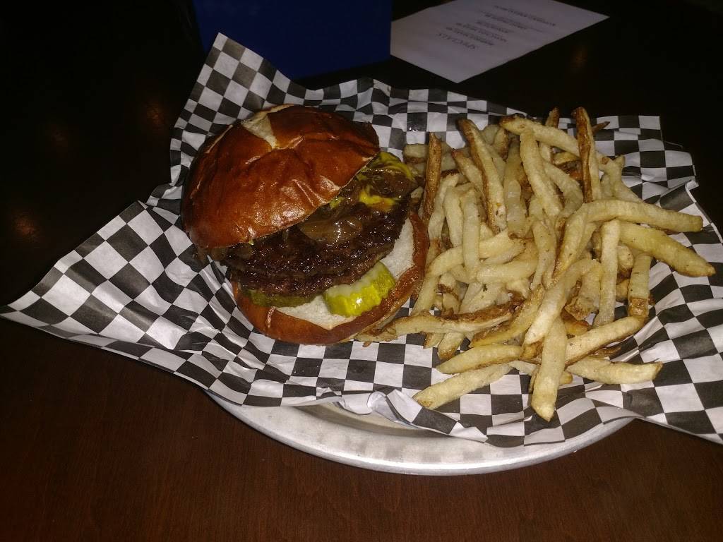 ChiSox Bar & Grill | restaurant | 320 W 35th St, Chicago, IL 60616, USA | 3126745860 OR +1 312-674-5860