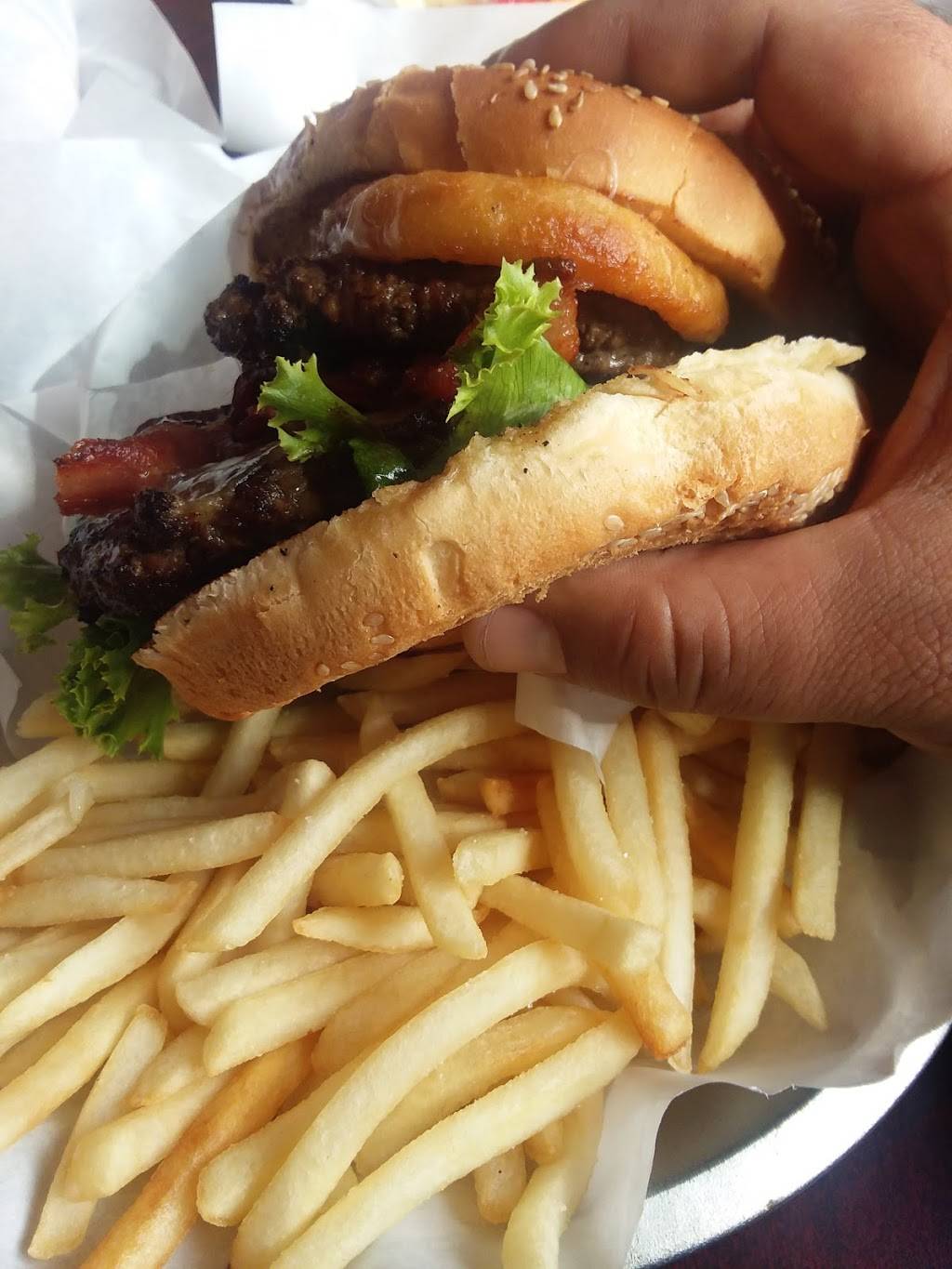 Burger Lounge | restaurant | 717 Emerald Bay Rd, South Lake Tahoe, CA 96150, USA | 5305422010 OR +1 530-542-2010