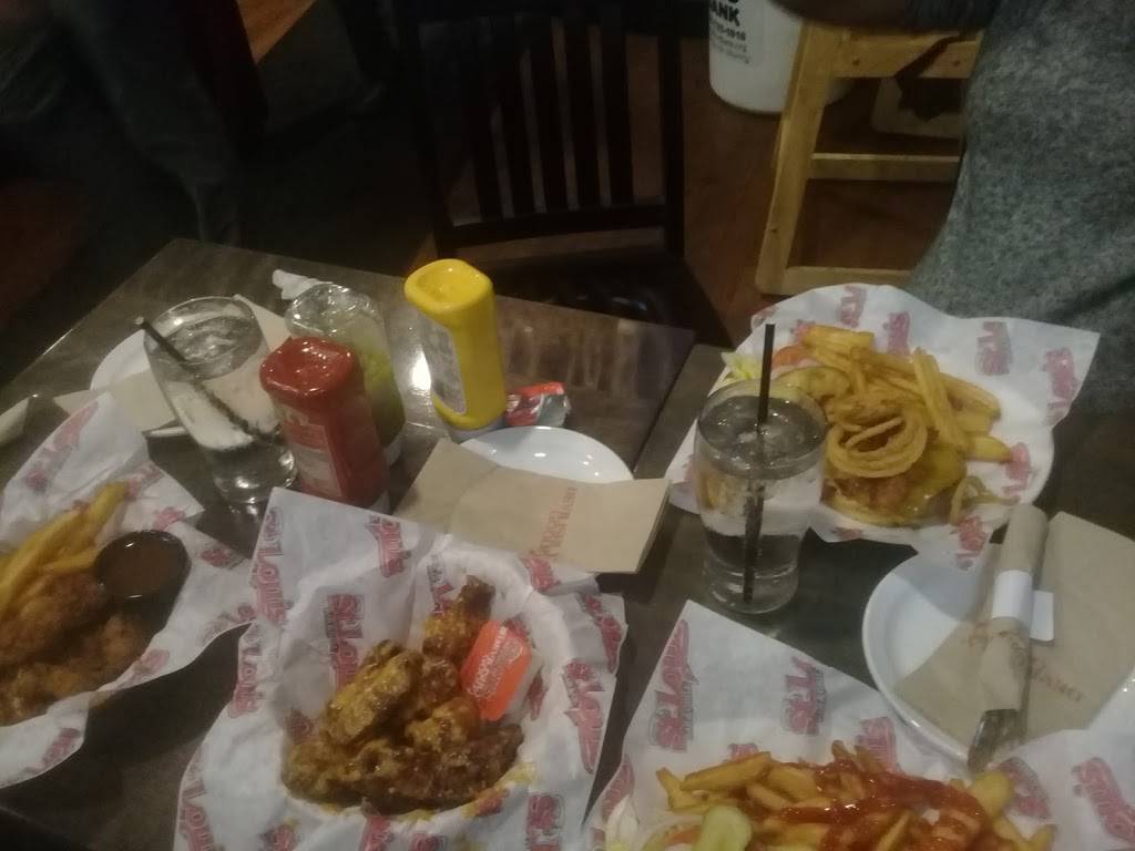 St. Louis Bar & Grill | restaurant | 353 Duckworth St, Barrie, ON L4M 5C2, Canada | 7052520999 OR +1 705-252-0999