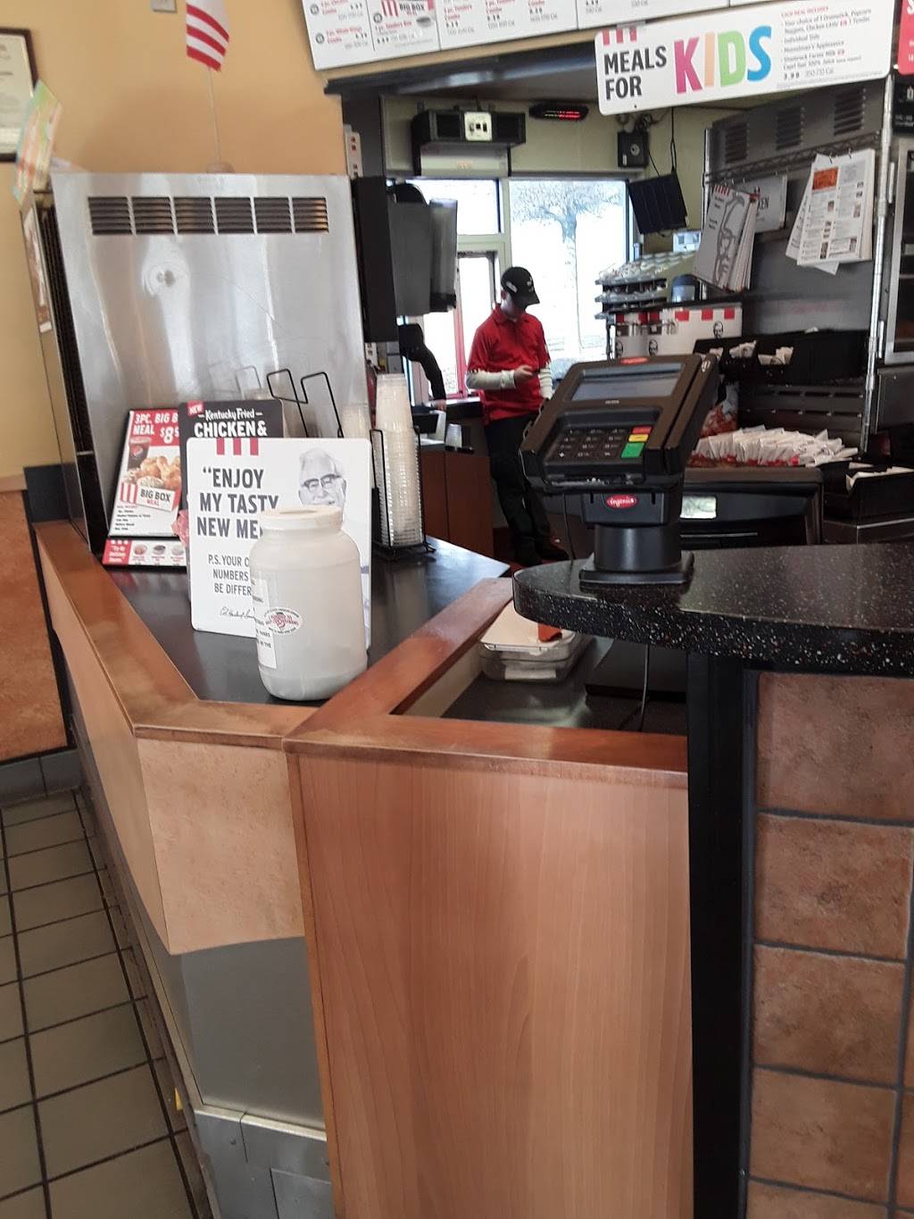 KFC | restaurant | 1305 Mercantile Dr, Highland, IL 62249, USA | 6186546451 OR +1 618-654-6451