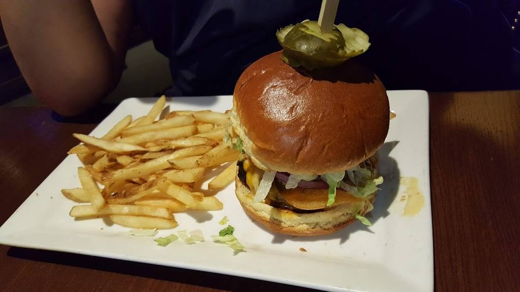 Bar Louie - Foundry Row | night club | 10080 Reisterstown Rd #20, Garrison, MD 21117, USA | 4437389880 OR +1 443-738-9880