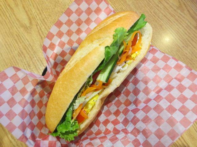 Cafe Banh Mi Linh | restaurant | 2151 Rue Fleury E, Montréal, QC H2B 1J9, Canada | 4383867883 OR +1 438-386-7883