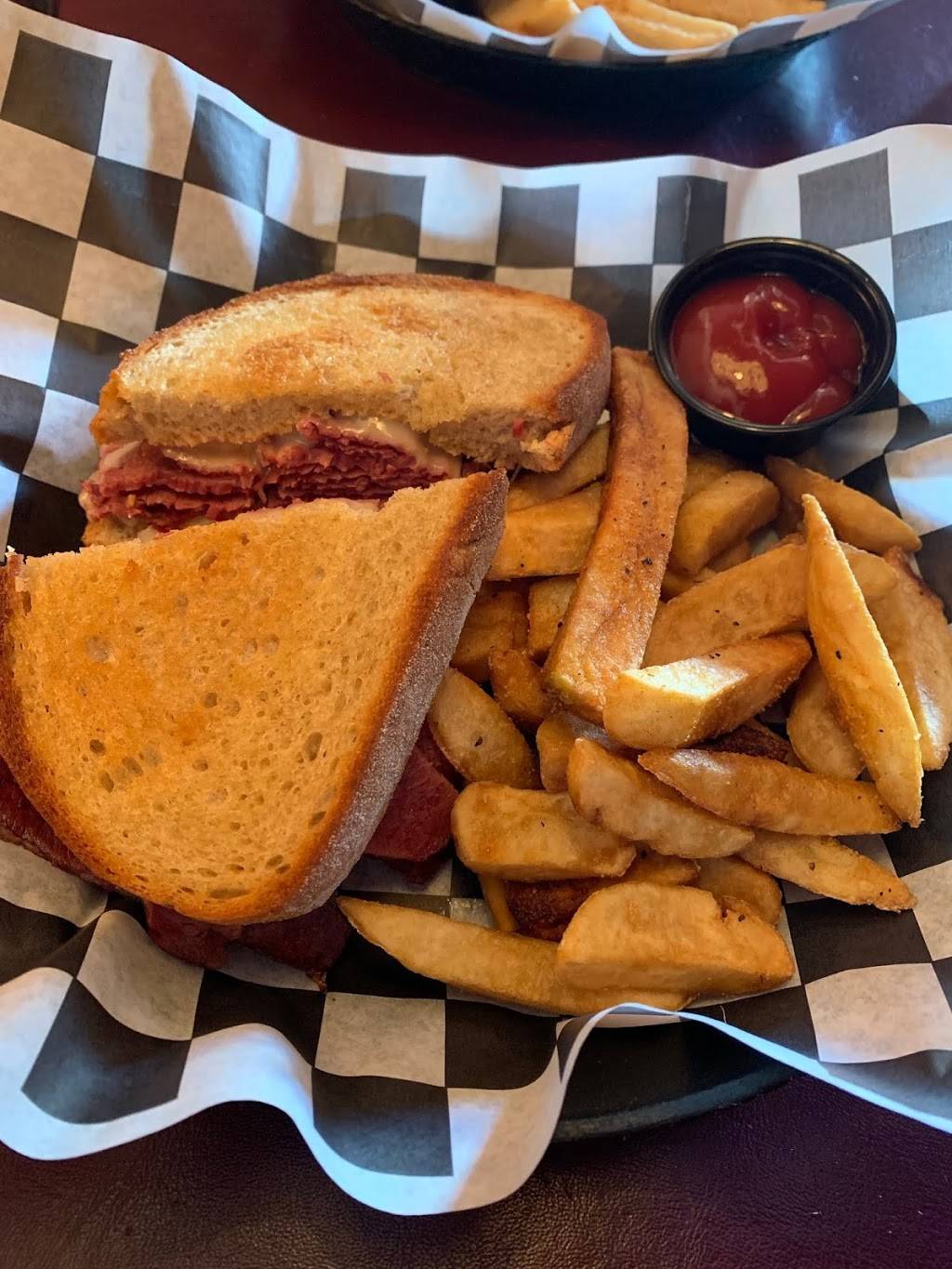 Gatsbys Seafood & Steakhouse | restaurant | 203 Center Ave, Bay City, MI 48708, USA | 9899225556 OR +1 989-922-5556