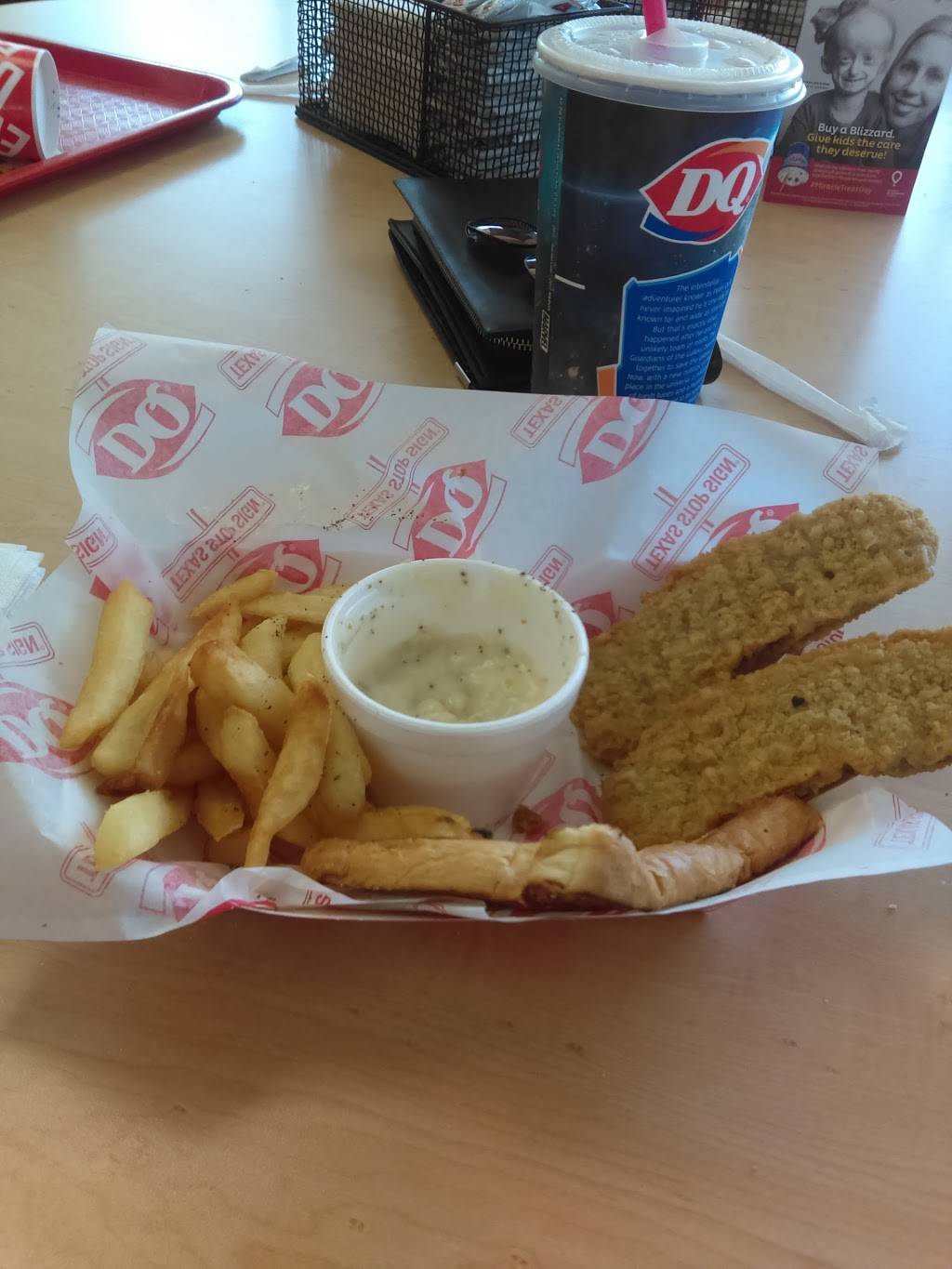 Dairy Queen | restaurant | 208 Main St, Calvert, TX 77837, USA | 9793642121 OR +1 979-364-2121